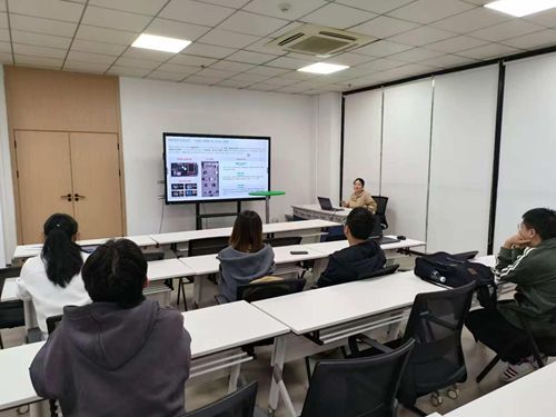 聚焦鴻蒙智聯(lián)場(chǎng)景，深化產(chǎn)教融合新篇——“智慧教育”工作室鴻蒙項(xiàng)目會(huì)議側(cè)記